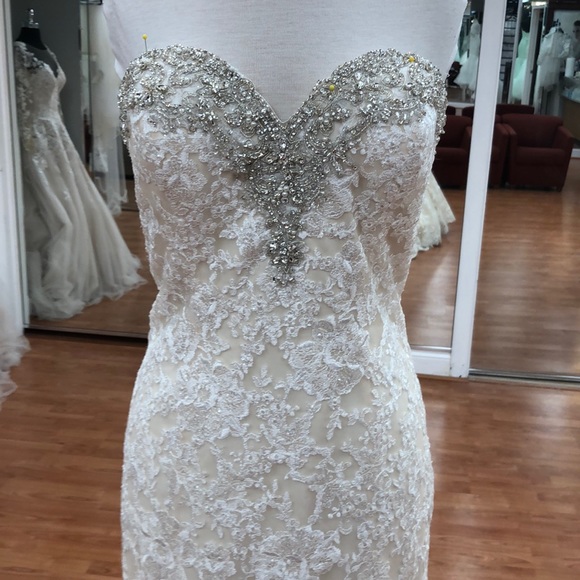 Wedding gown with rhinestones and faux pearls - Picture 2 of 8